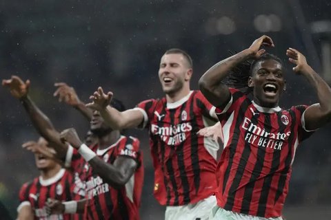 Ekspresi Luka Jovic saat membantu AC Milan mengalahkan Inter 3-0 pada leg kedua semifinal Coppa Italia, Kamis (24/4/2025) dini hari WIB. (AP Photo/Luca Bruno)