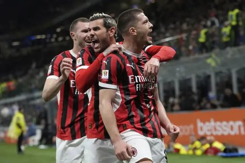 Ekspresi Luka Jovic saat membantu AC Milan mengalahkan Inter 3-0 pada leg kedua semifinal Coppa Italia, Kamis (24/4/2025) dini hari WIB. (AP Photo/Luca Bruno)