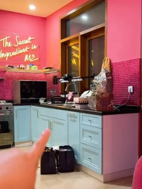 Marshanda tampil bak princess dalam gaun off-shoulder model a-line berwarna hijau botol. Detail shimmer pada material gaunnya memberikan kesan mewah dan anggun. [@marshanda99].