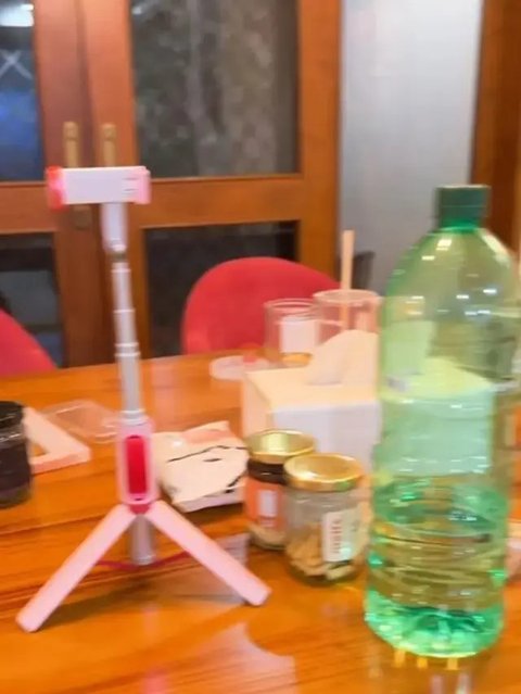 Marshanda tampil bak princess dalam gaun off-shoulder model a-line berwarna hijau botol. Detail shimmer pada material gaunnya memberikan kesan mewah dan anggun. [@marshanda99].