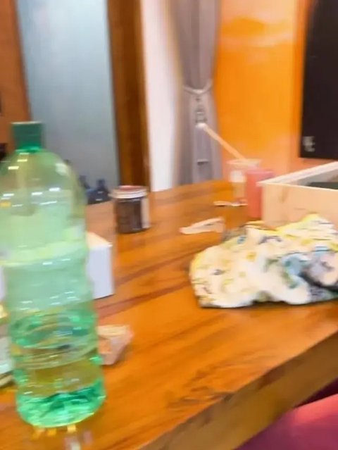 Marshanda tampil bak princess dalam gaun off-shoulder model a-line berwarna hijau botol. Detail shimmer pada material gaunnya memberikan kesan mewah dan anggun. [@marshanda99].