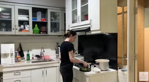 Potret Dapur Arumi Bachsin (Sumber: YouTube/Arumi Bachsin)
