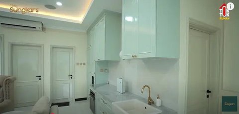 Desain dapur minimalis dan modern Fitri Tropica (Image by The Sungkars on Youtube)
