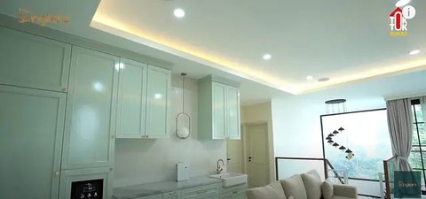 Warna dapur menciptakan kesan minimalis modern (Image by The Sungkars on Youtube)