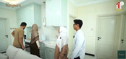 Pantry tambahan untuk menyimpan alat dan bahan memasak (Image by The Sungkars on Youtube)
