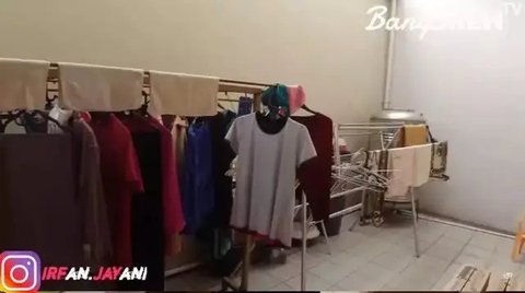 Potret area dapur ART Dewi Perssik (Sumber: YouTube/Bang Brew TV)