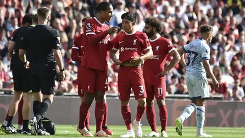 Pemain Liverpool, Wataru Endo (tengah) berbincang dengan rekannya, Virgil van Dijk pada laga pekan kedua Liga Inggris 2023/2024 melawan Bournemouth di Anfield, Liverpool, Sabtu (20/08/2023