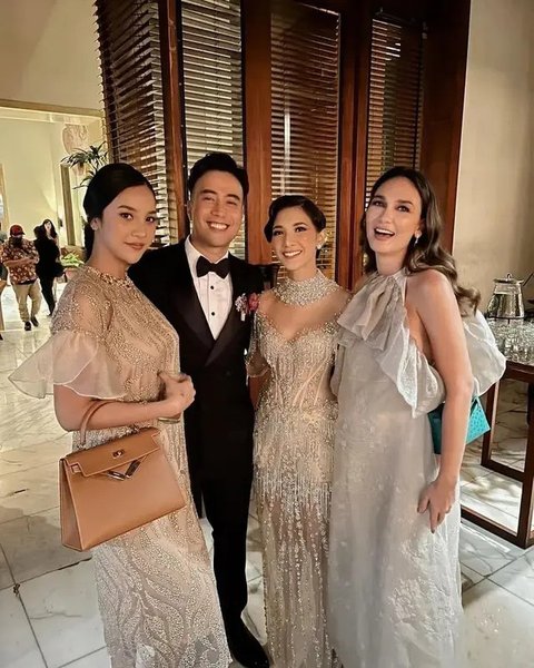 Anya Geraldine dengan Gaun Lapis Transparan (Foto: Instagram @lunamaya)