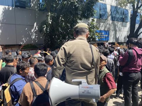 Sejumlah warga masih memadati Kantor Balai Kota Jakarta di Jalan Medan Merdeka Selatan, Jakarta Pusat pada Rabu (23/4/2025) untuk mendaftar menjadi petugas PPSU. Padahal pendaftaran bisa