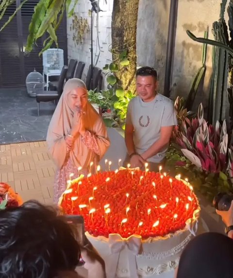 Cuma Pakai Daster dan Kerudung Instan, 6 Potret Cantik Natural Irish Bella Tanpa Makeup saat Dapat Kejutan Ulang Tahun dari Haldy Sabri
