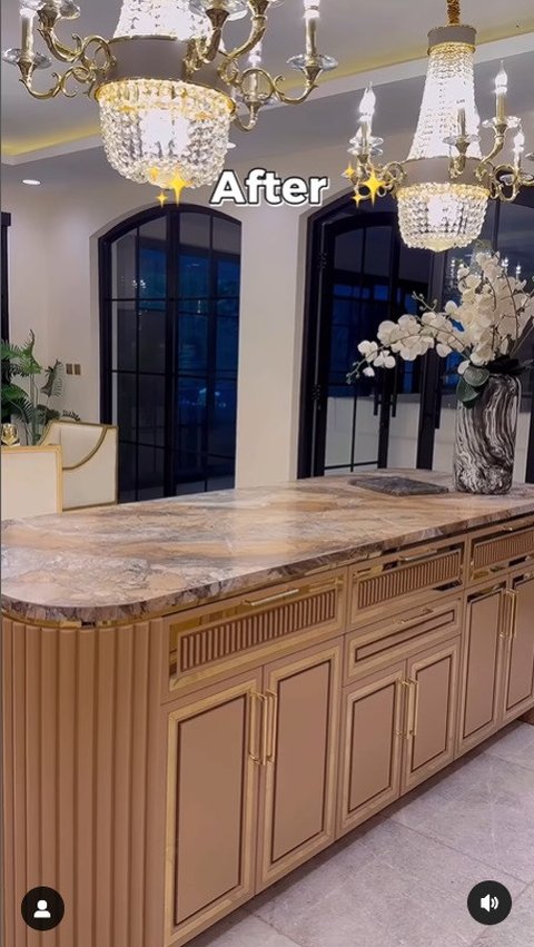 <p>Siapa saja yang masuk ke dapur Tasyi akan disambut dengan kitchen island berdimensi besar ini.</p>