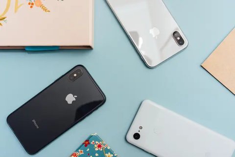 Model iPhone (Photo by Arnel Hasanovic on Unsplash)