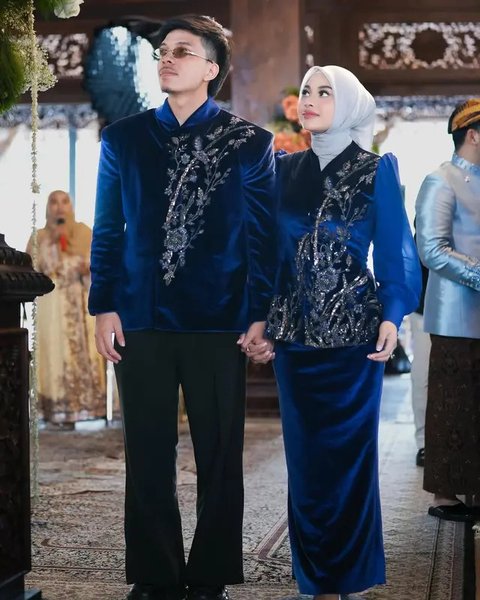 Dibuat Cuma 5 Jam, Intip Potret Cantik Elegan Aurel Hermansyah dalam Balutan Kebaya Velvet Biru di Acara Mitoni Aaliyah Massaid