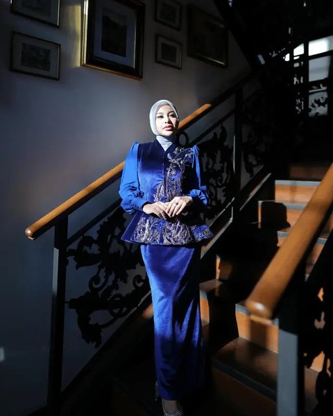 Dibuat Cuma 5 Jam, Intip Potret Cantik Elegan Aurel Hermansyah dalam Balutan Kebaya Velvet Biru di Acara Mitoni Aaliyah Massaid