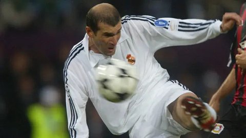 Zinedine Zidane pernah melakukan tendangan voli ikonik ketika dirinya membela Real Madrid pada tahun 2002. Saat itu Real Madrid tengah melawan Bayer Leverkusen, menghasilkan kemenagan Los