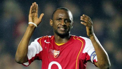 1. Patrick Vieira - Vieira adalah pemain penting sekaligus pilihan utama Arsene Wenger di lini tengah The Gunners. Pria asal Prancis ini adalah sosok kapten yang membawa Arsenal menjuarai