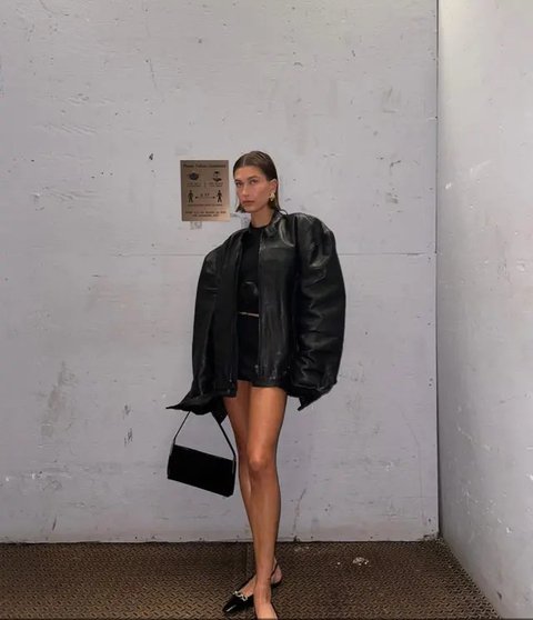 Outfit konser ala Hailey Bieber / Instagram Hailey Bieber