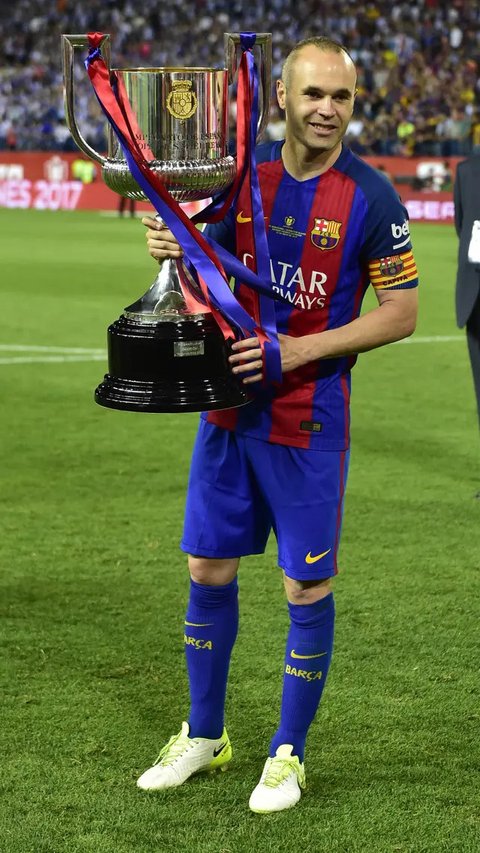 1. Andres Iniesta - Fans Real Madrid mengungkapkan rasa kagum terhadapnya. Pendukung Espanyol dibuat haru usai sang pemain memberikan penghormatan terakhir bagi bek Espanyol, Daniel Jarque