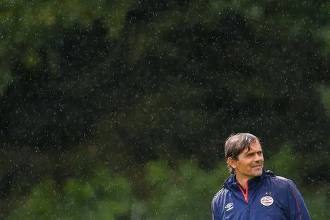 Pelatih PSV Eindhoven Phillip Cocu memimpin sesi latihan tim, di Eindhoven, Selasa (14/9/2015). (EPA/BAS CZERWINSKI)