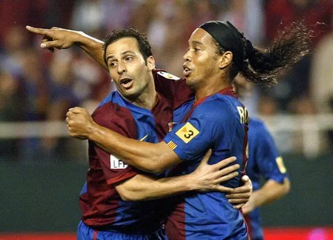 Ludovic Giuly dan Ronaldinho saat memperkuat Barcelona. (AFP/Cristina Quicler)