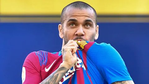 Dani Alves - Kondisi Barcelona yang sedang terpuruk membuat bek tangguh asal Brasil ini terpanggil hatinya untuk kembali ke Camp Nou. Pemain yang berstatus sebagai pesepak bola tersukses