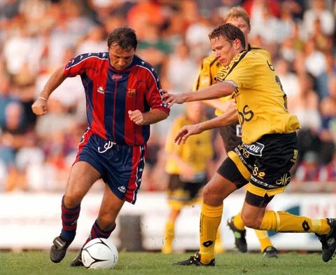 Hristo Stoichkov (kiri) semasa berjaya dengan Barcelona (MARIE ULLNERT / SCANPIX SWEDEN / AFP)