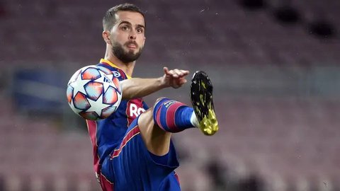 Miralem Pjanic direkrut oleh Barcelona dari Juventus pada tahun 2020 sebagai pertukaran dengan gelandang asal Brasil, Arthur. Saat ini, Pjanic dipinjamkan ke klub asal Turki, Besiktas
