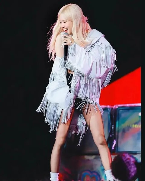 Lihat di sini gaya Rose BLACKPINK jadi guest star konser Coldplay. Curi atensi bawakan lagu APT! [@rose_krystal_].