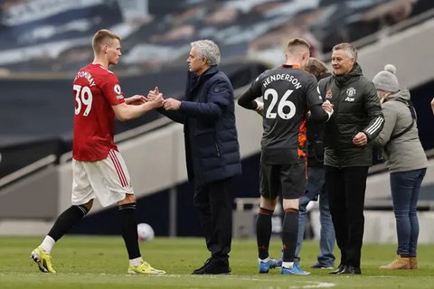 Manajer Tottenham Hotspur Jose Mourinho menyalami gelandang Manchester United atau MU Scott McTominay usai laga Liga Inggris di Tottenham Hotspur Stadium, Minggu (11/4/2021). (Adrian