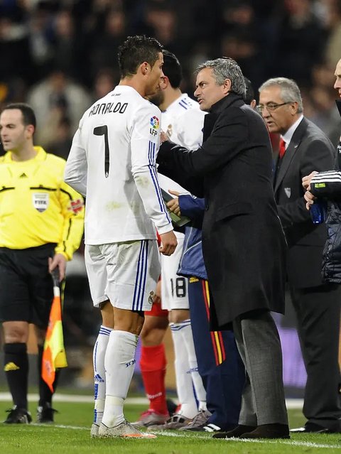 Pelatih  Real Madrid Jose Mourinho (kanan) berbicara dengan penyerang Cristiano Ronaldo selama bertandign melawan Sevilla pada La Liga Spanyol di stadion Santiago Bernabeu pada 19 Desember