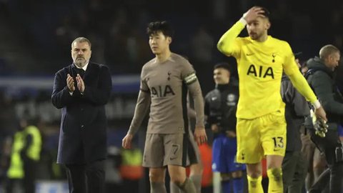 Pelatih Tottenham Hotspur, Ange Postecoglou memberikan tepuk tangan setelah laga lanjutan Liga Inggris 2023/2024 melawan Brighton di American Express Community Stadium, Brighton, Inggris