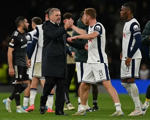 Pelatih Kepala Tottenham Hotspur keturunan Yunani-Australia Ange Postecoglou memberi selamat kepada gelandang Tottenham Hotspur asal Swedia Dejan Kulusevski setelah pertandingan sepak bola