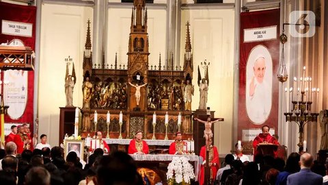 FOTO: Suasana Haru Misa Requiem Paus Fransiskus di Gereja Katedral Jakarta, Dihadiri Ribuan Umat Katolik