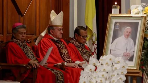 FOTO: Suasana Haru Misa Requiem Paus Fransiskus di Gereja Katedral Jakarta, Dihadiri Ribuan Umat Katolik