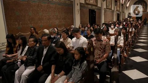 FOTO: Suasana Haru Misa Requiem Paus Fransiskus di Gereja Katedral Jakarta, Dihadiri Ribuan Umat Katolik