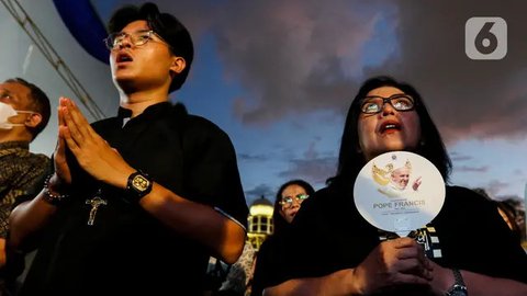 FOTO: Suasana Haru Misa Requiem Paus Fransiskus di Gereja Katedral Jakarta, Dihadiri Ribuan Umat Katolik
