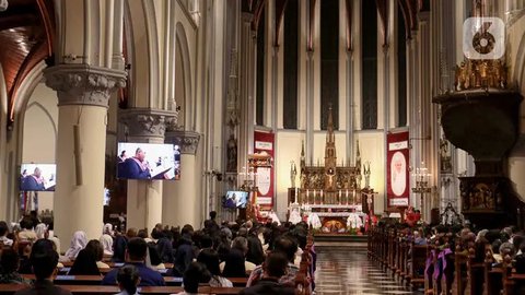 FOTO: Suasana Haru Misa Requiem Paus Fransiskus di Gereja Katedral Jakarta, Dihadiri Ribuan Umat Katolik