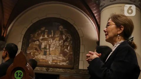 FOTO: Suasana Haru Misa Requiem Paus Fransiskus di Gereja Katedral Jakarta, Dihadiri Ribuan Umat Katolik