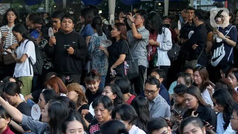 FOTO: Suasana Haru Misa Requiem Paus Fransiskus di Gereja Katedral Jakarta, Dihadiri Ribuan Umat Katolik