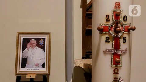 FOTO: Suasana Haru Misa Requiem Paus Fransiskus di Gereja Katedral Jakarta, Dihadiri Ribuan Umat Katolik