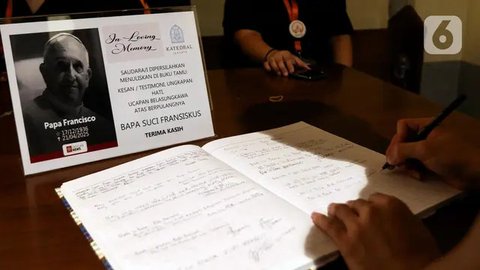 FOTO: Suasana Haru Misa Requiem Paus Fransiskus di Gereja Katedral Jakarta, Dihadiri Ribuan Umat Katolik
