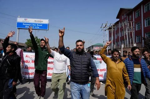 Warga meneriakkan slogan-slogan selama protes di Srinagar, Jammu dan Kashmir pada tanggal 23 April. (Mukhtar Khan/AP)
