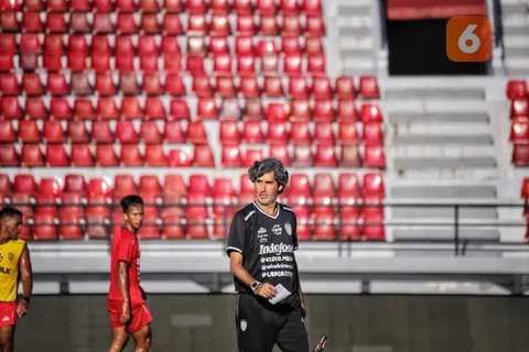 Pelatih Bali United, Stefano Cugurra Teco. (Bola.com/Alit Binawan)