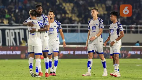 Para pemain PSIS Semarang merayakan kemenangan pentingnya pada laga Derbi Jawa Tengah melawan Persis Solo dalam duel yang berlangsung di Stadion Manahan, Solo, Sabtu (17/8/2024). (Bola.com