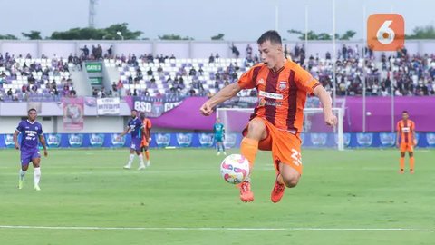 Pemain Borneo FC, Mariano Peralta, mengontrol bola saat melawan Persita Tangerang pada laga pekan ke-24 BRI Liga 1 2024-2025 di Stadion Indomilk Arena, Tangerang, Sabtu (22/2/2025)