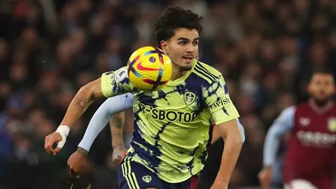Bek Leeds United, Pascal Struijk menguasai bola saat menghadapi Aston Villa pada laga Liga Inggris 2022/2023 di Villa Park, Birmingham (13/1/2023). Dipromosikan ke tim senior Leeds United
