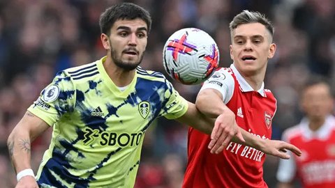 Pemain Arsenal, Leandro Trossard (kanan) berebut bola dengan pemain Leeds United, Pascal Struijk pada laga pekan ke-29 Liga Inggris 2022/2023 di Emirates Stadium, London, Minggu (02/04/2023