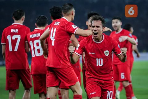 Pemain Timnas Indonsia merayakan gol yang dicetak oleh Egy Maulana Vikri ke gawang Vietnam dalam laga Grup F Kualifikasi Piala Dunia 2026 zona Asia di Stadion Utama Gelora Bung Karno