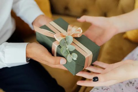 Ilustrasi hadiah Valentine. (c) Antoni Shkraba/Pexels.com