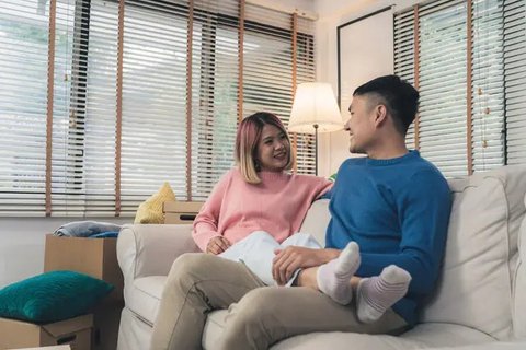 Menumbuhkan cinta yang abadi, perhatian, kasih sayang, pengertian satu sama lain dapat didapatkan dengan melakukan deep talk bersama pasangan. (Sumber: Freepik/tirachardz).
